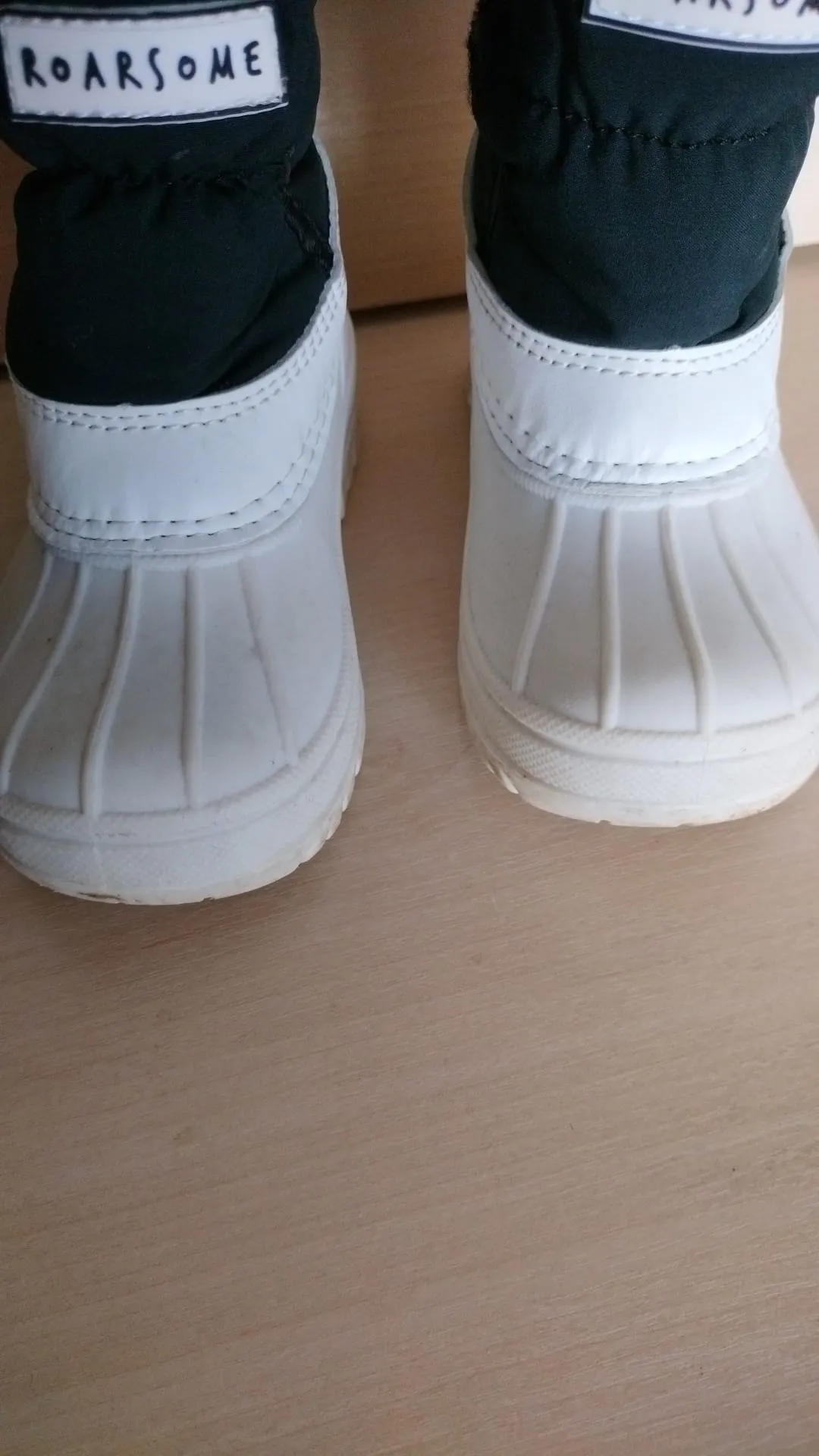 Pre Loved Roarsome (Dinoski) Kids Snow Boots Size EU27 (367)